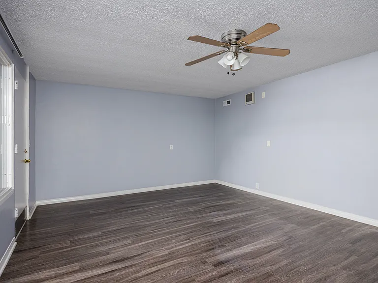 633 East 1st Street — Photo 22