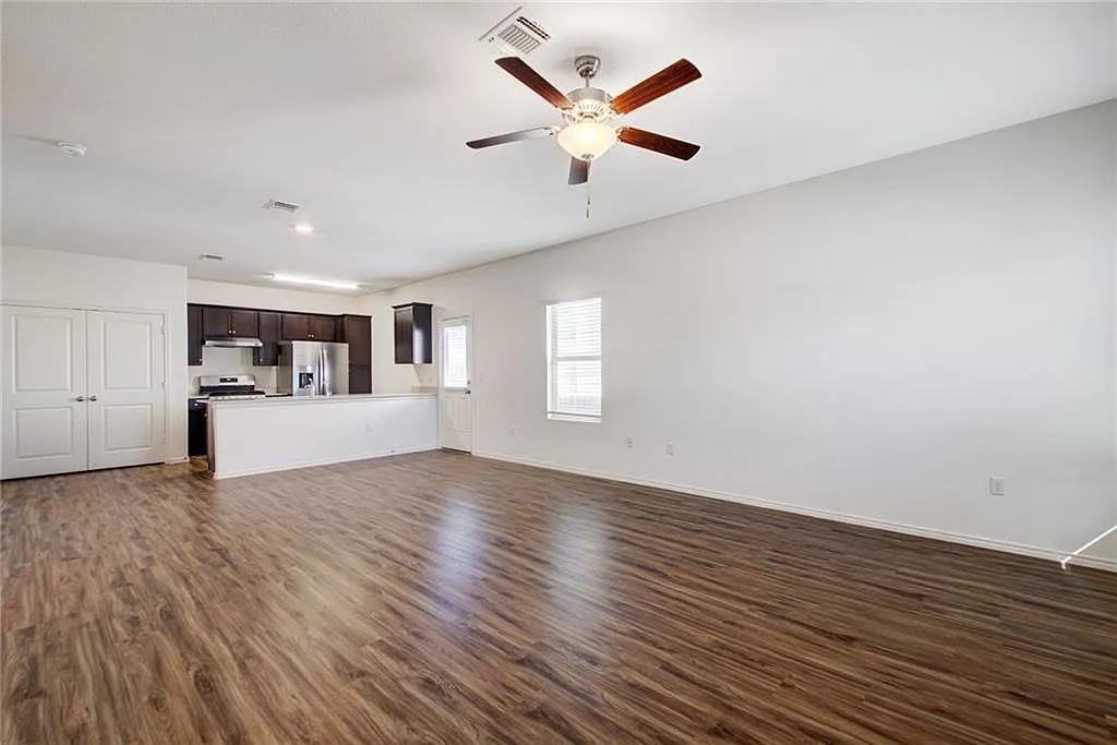 3 bed, 2.0 bath, 1276 sqft, $2,375 — Photo 4