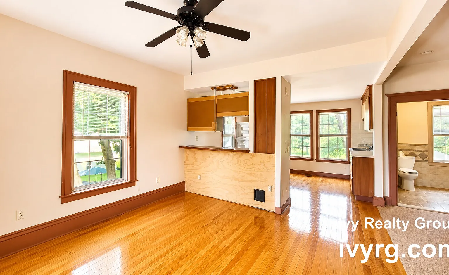 3 bed, 1.0 bath, 1000 sqft, $2,650 — Photo 3