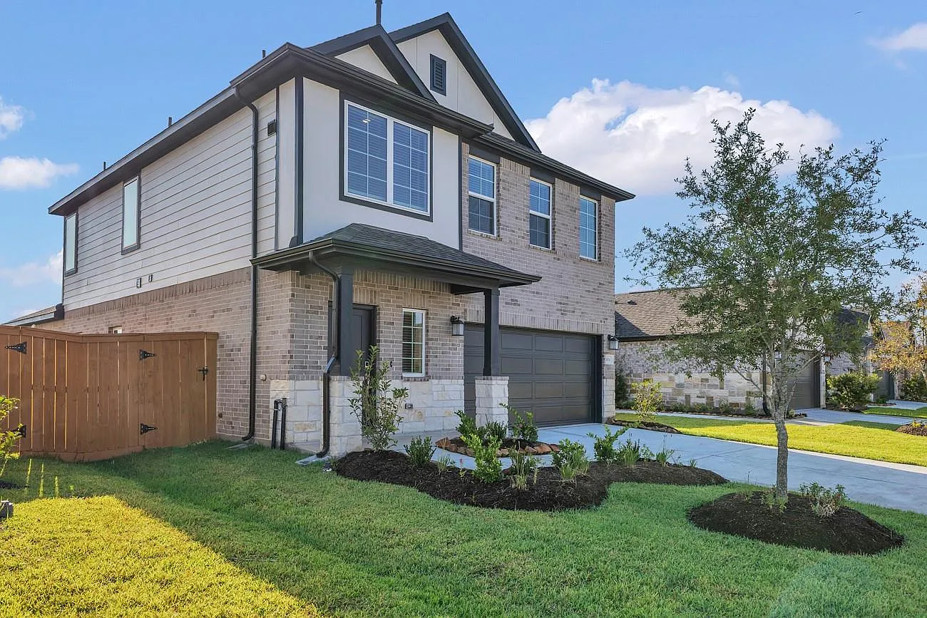 4 bed, 2.5 bath, 2404 sqft, $2,695 — Photo 2
