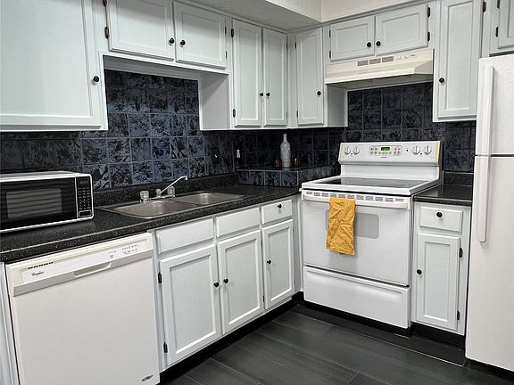 4th image of 9811 Walnut St #104