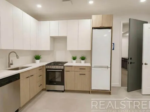 375 Madison Street image 2 of 6