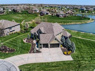 8035 Emerald Ct, Parkville, MO 64152