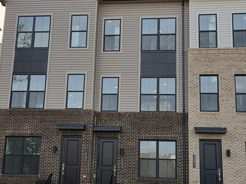 25039 Deselby Sq