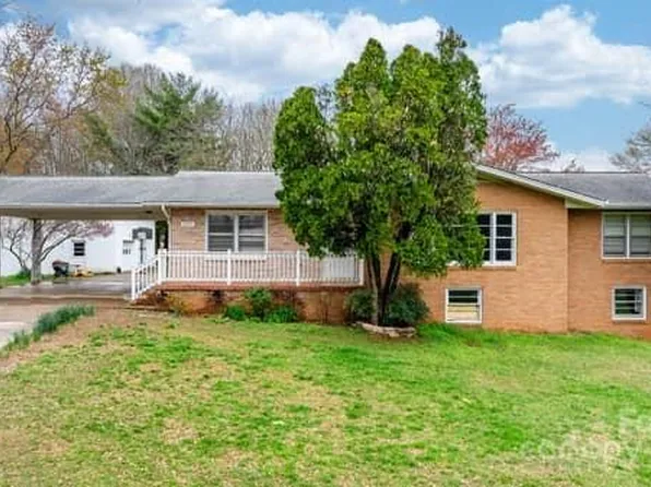 2971 21st Street Ln NE, Hickory, NC 28601