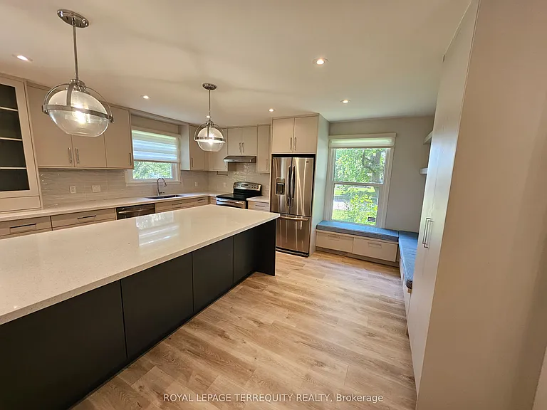 2067 Obeck Cres — Photo 8