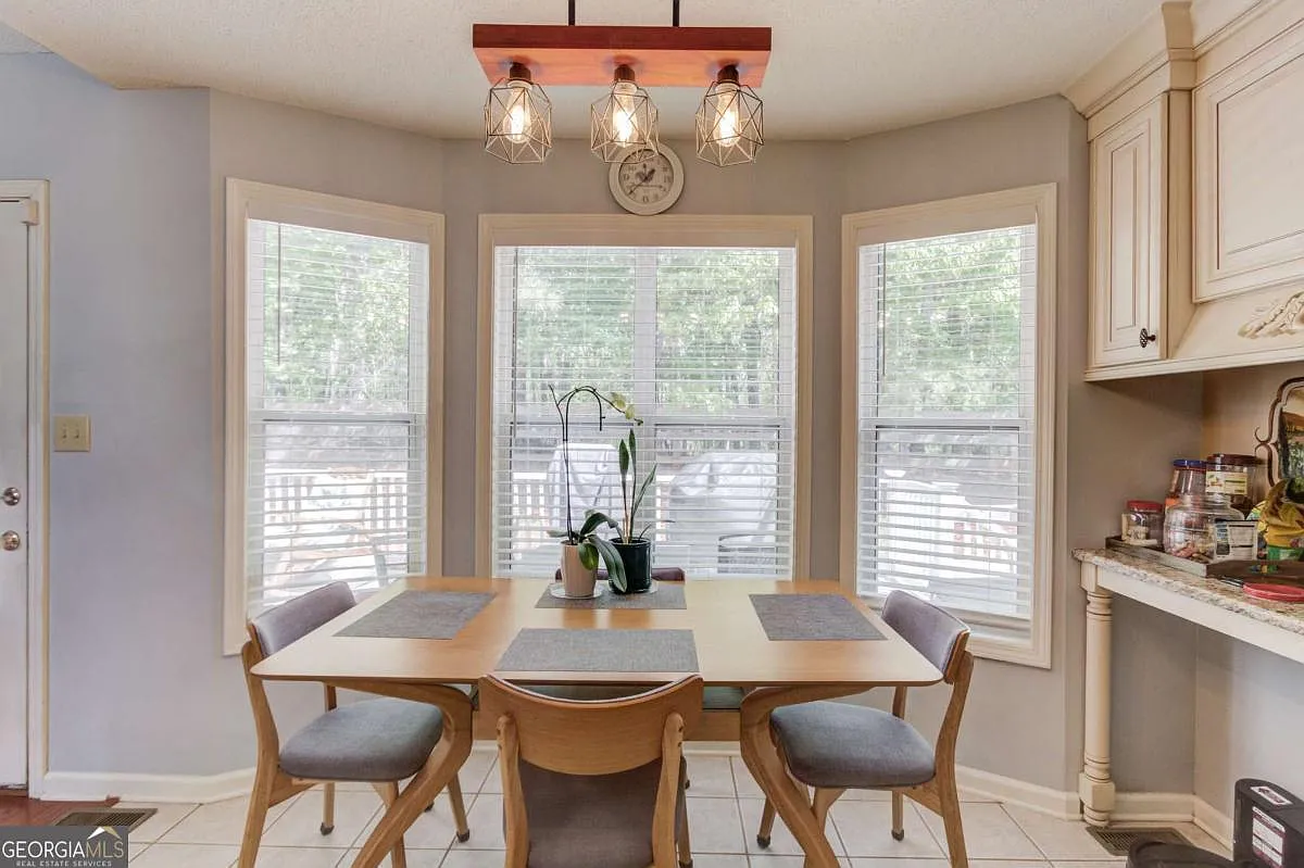 3 bed, 2.0 bath, 1912 sqft, $2,500 — Photo 2
