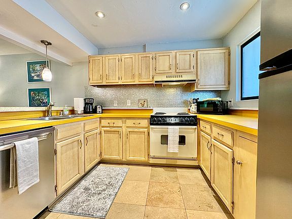 5th image of 76-6283 Alii Dr APT B302