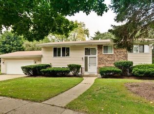 810 Hiawatha Ct, Elgin, IL 60120