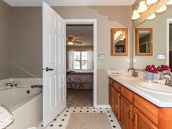 MBA:Garden Tub & dual sinks