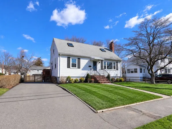 45 Redwood Dr, Norwood, MA 02062