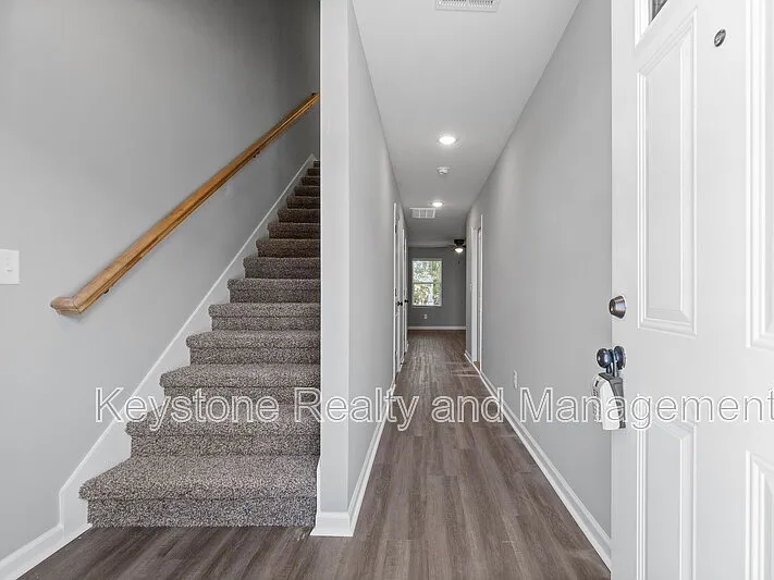 3 bed, 2.5 bath, 1350 sqft, $1,550 — Photo 2