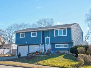 6 Rhodes Ct, Selden, NY 11784