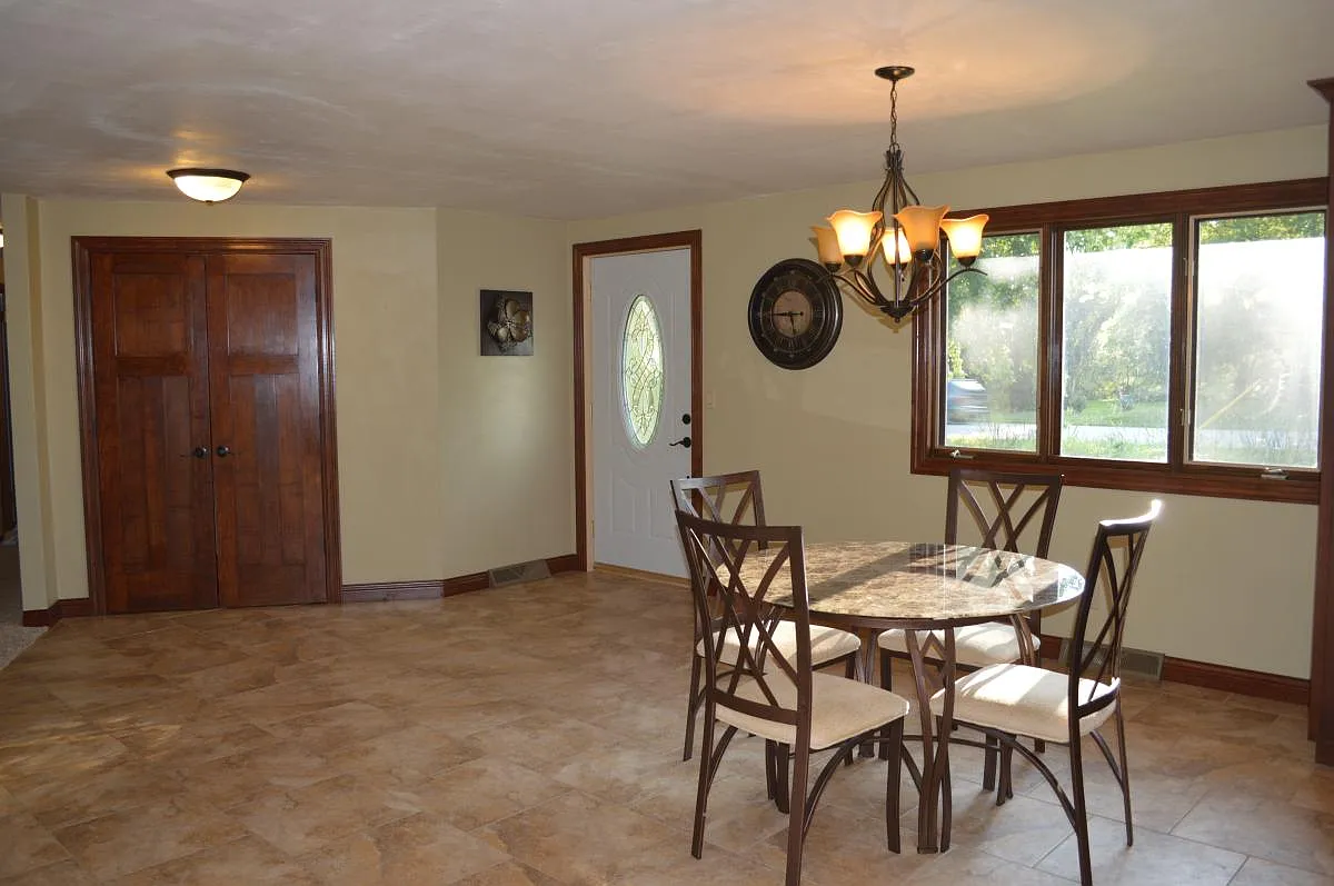4 bed, 2750 sqft, $2,200 — Photo 2