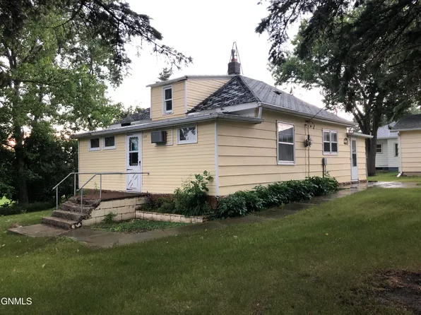 220 Elm St E, Gackle, ND 58442