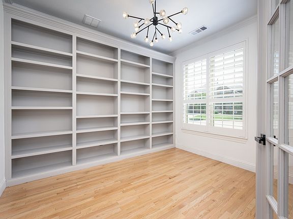 4th image of 968 Highpoint Way