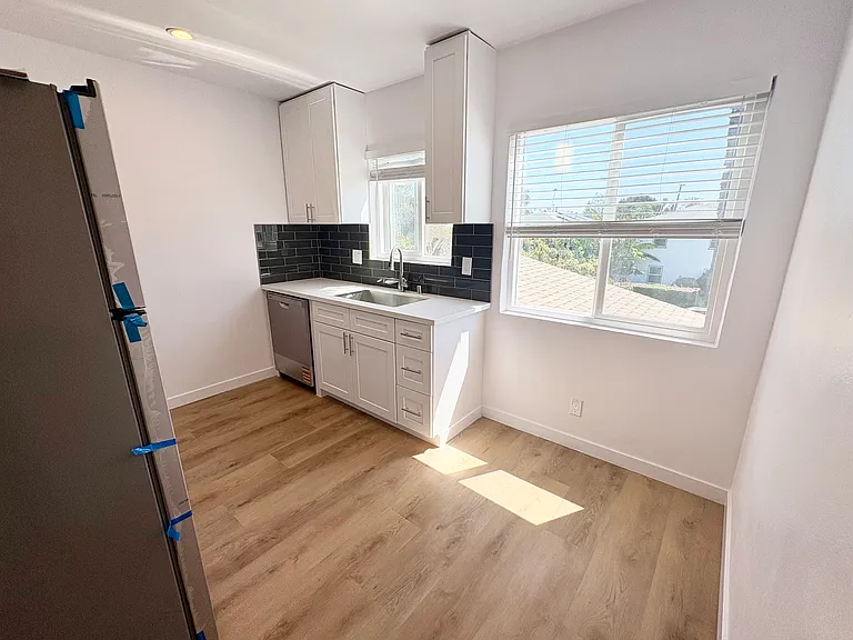 655 Westminster Ave #11 — Photo 6