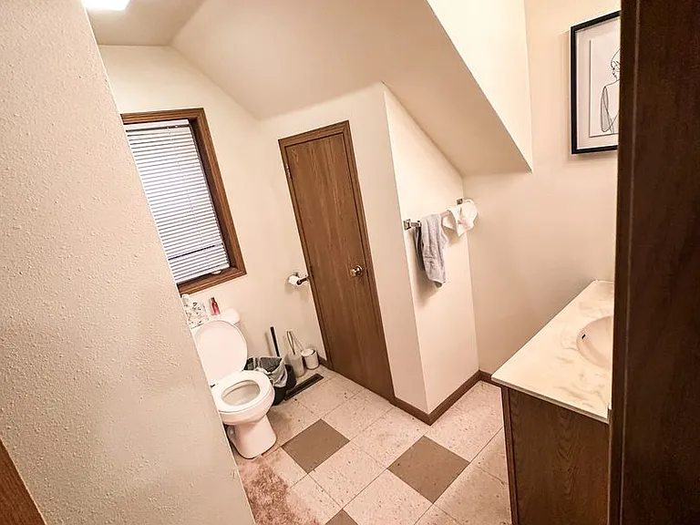 429 Niagara St #1/2 — Photo 8