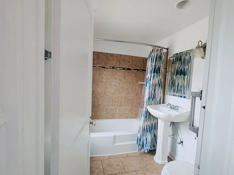 A charming 3-bedroom, 1-bathroom in Maple Heights — Photo 4