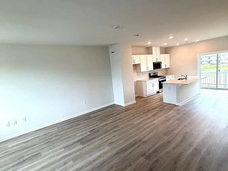 128 Essex Dr — Photo 11