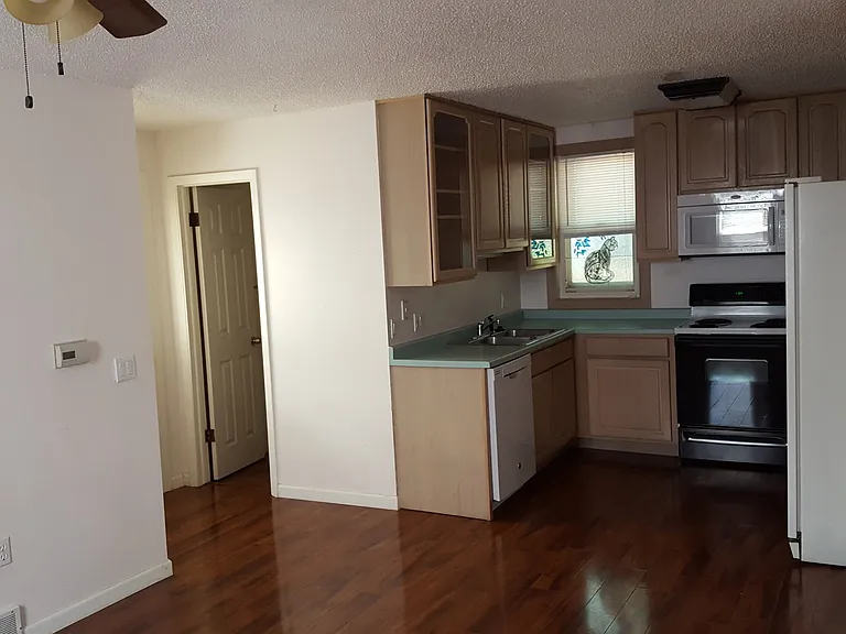 627 E Monument St #A & B — Photo 3