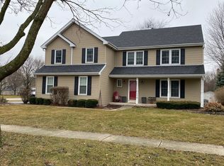 374 Colonial Cir, Geneva, IL 60134