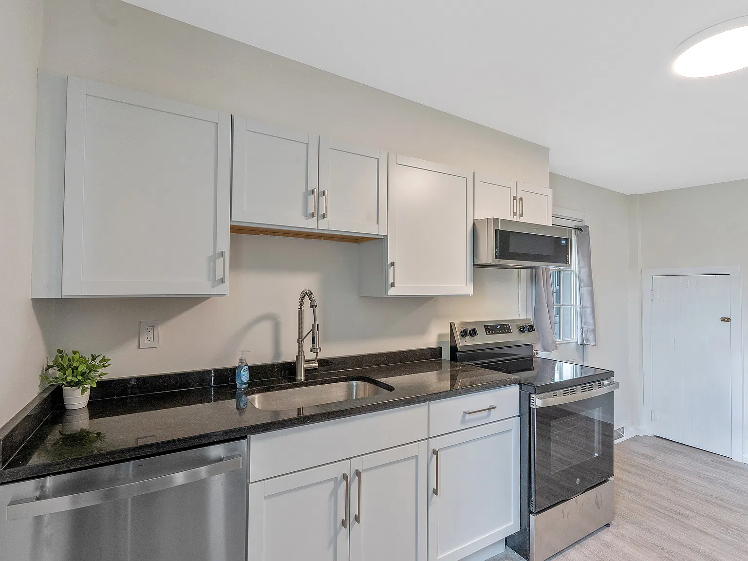 2 bed, 1000 sqft, $1,525 — Photo 1