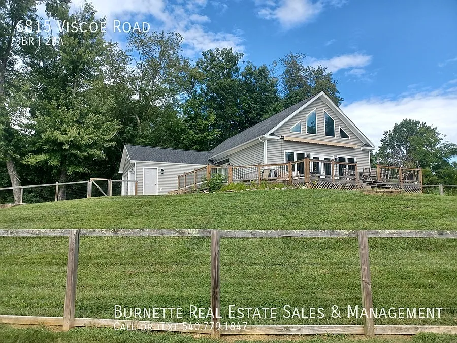 Great location with river view — Photo 1