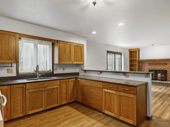 800 Clover Ln, Oregon, WI 53575