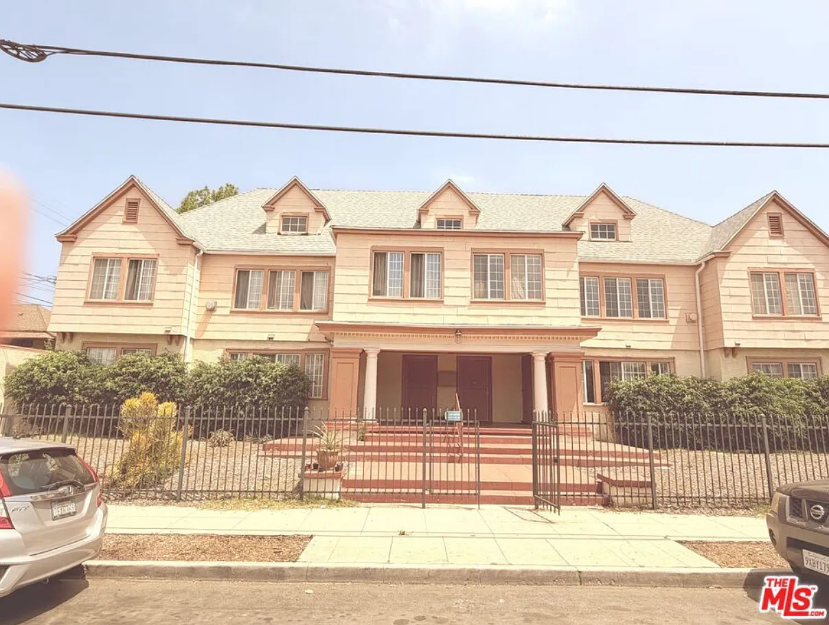 3 bed, 1000 sqft, $2,800 — Photo 1