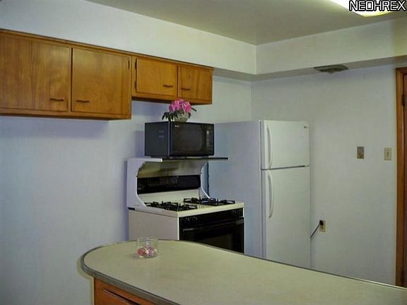 3rd image of 9441 Edgewood Dr