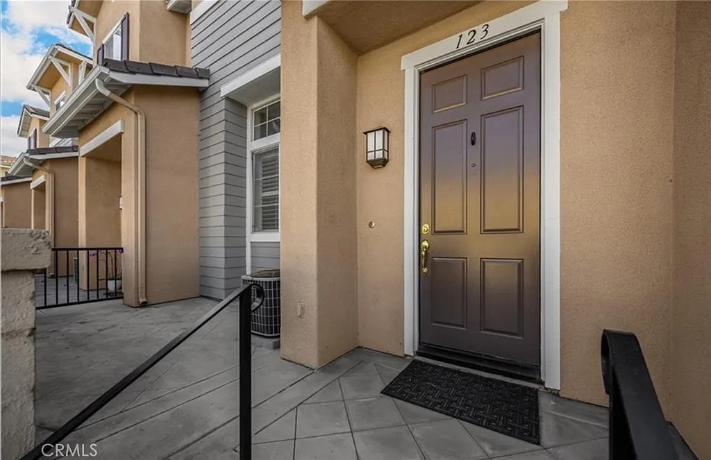 3 bed, 2.5 bath, 1457 sqft, $4,300 — Photo 3