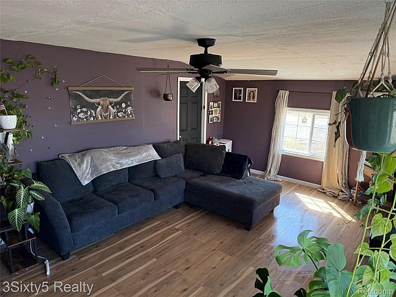 4th image of 3369 5th St