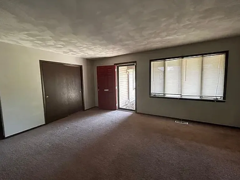 100 & 102 Derbyshire Dr — Photo 2