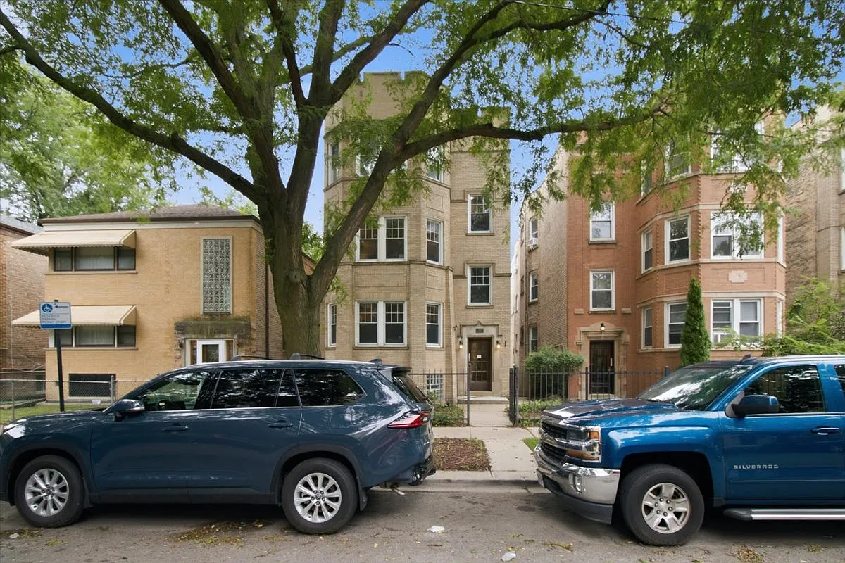 3 bed, 1.5 bath, 1800 sqft, $2,400 — Photo 1