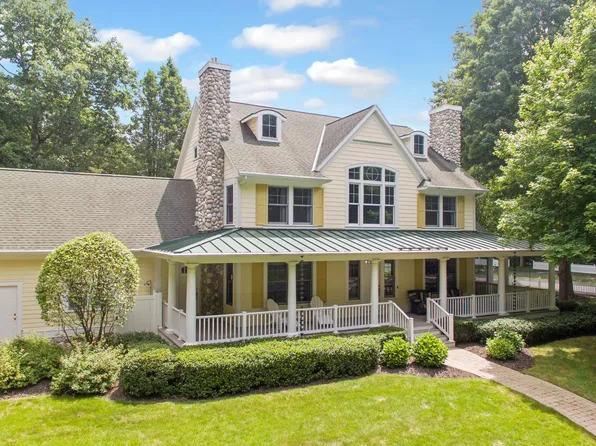 77370 Summers Gate Cir, South Haven, MI 49090