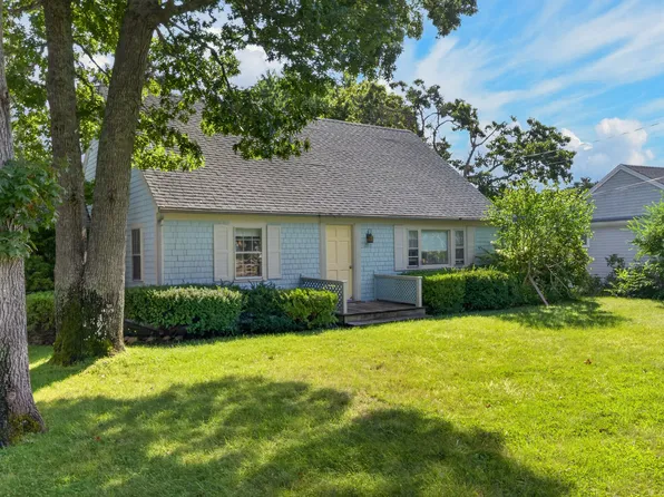 234 County Rd, Oak Bluffs, MA 02557