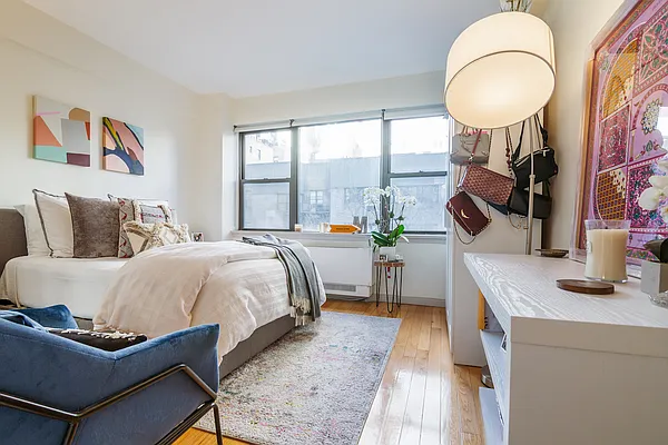 Rented by Luxian International Realty LLC | media 19