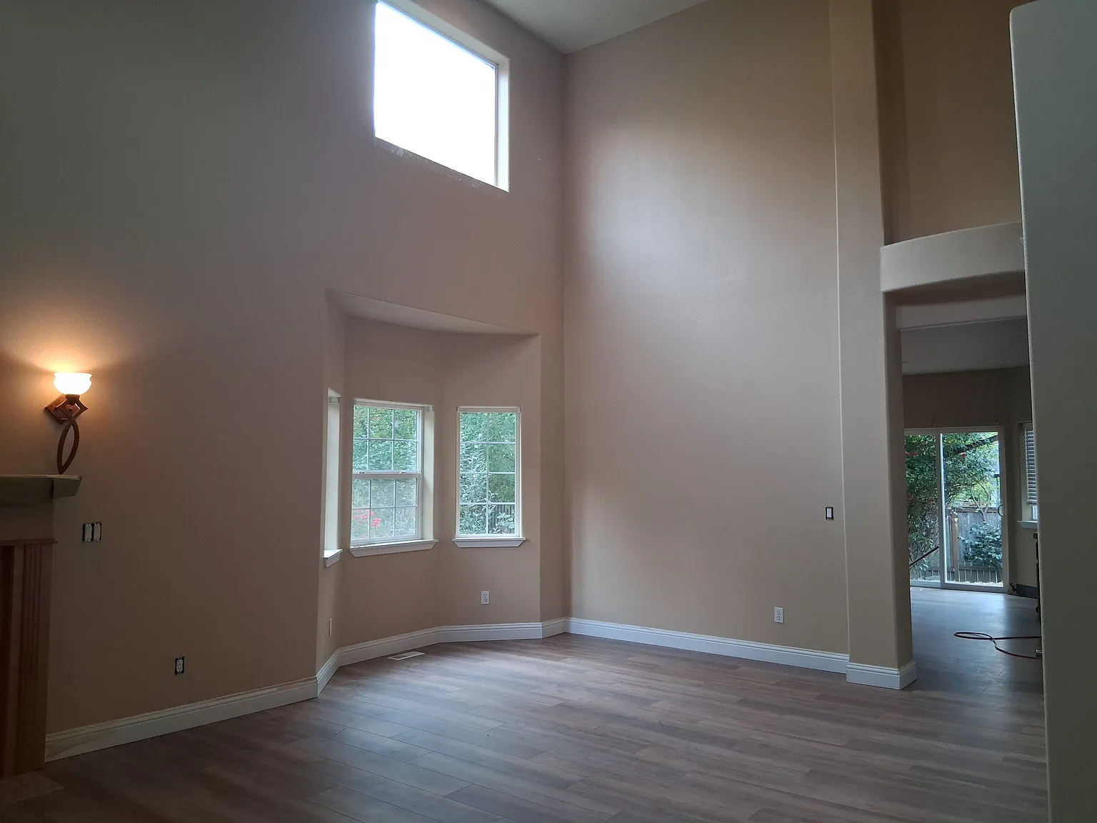 5 bed, 2575 sqft, $3,700 — Photo 3
