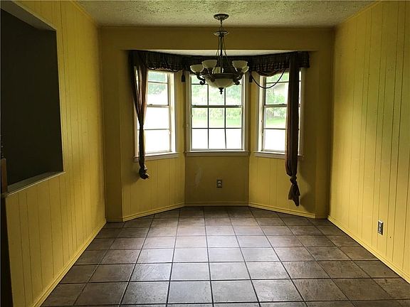 5th image of 407 Asbury St