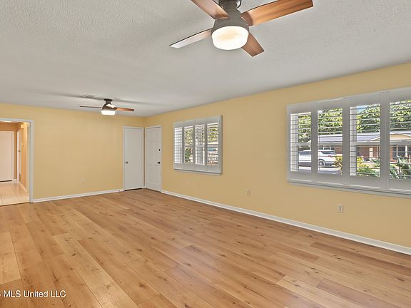 4th image of 101 Alverado Dr