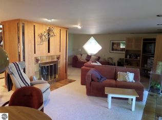 6176 Eagles Nest Dr, Bellaire, MI 49615