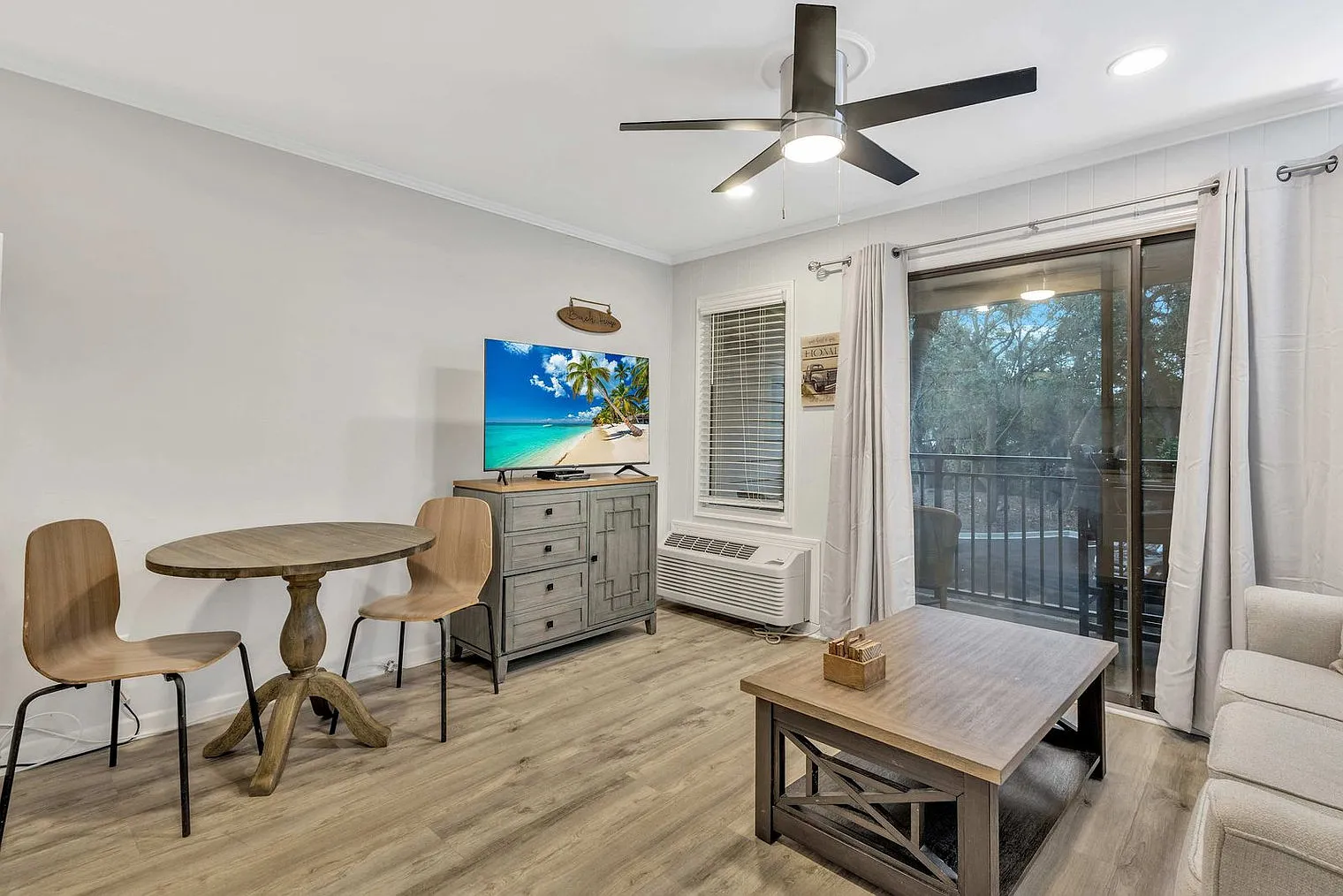 1 bed, 1.0 bath, 645 sqft, $3,184 — Photo 3