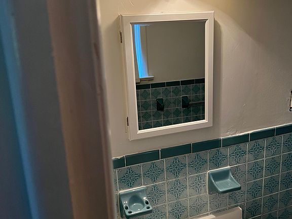 3rd image of 823 Parker St Floor 1