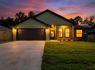 16525 Crossing Cir, Lindale, TX 75771