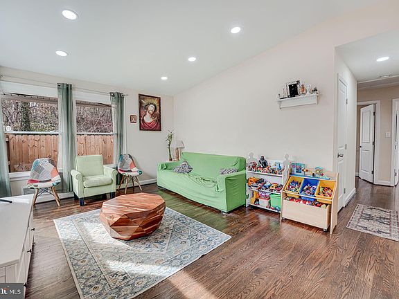 4th image of 7104 Arlington Blvd