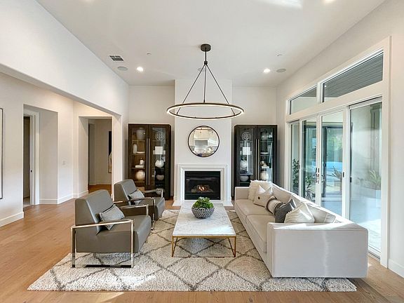 3rd image of 208 Fronteras Dr