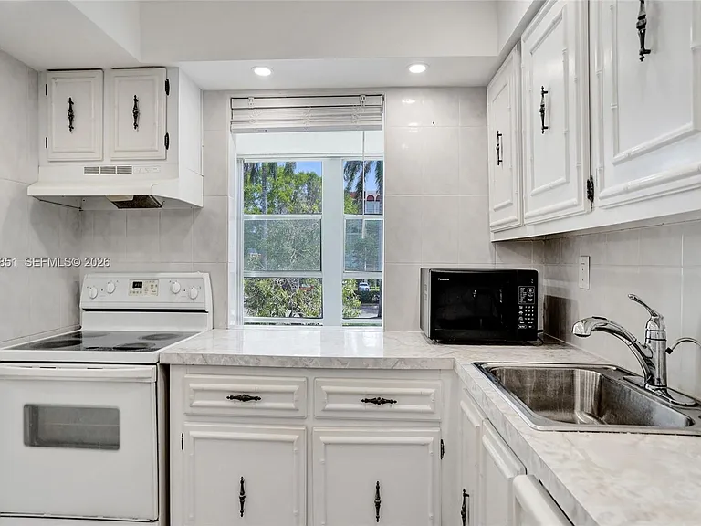 2000 Atlantic Shores Blvd #207 — Photo 10