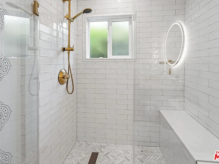 204 S Broadway — Photo 23