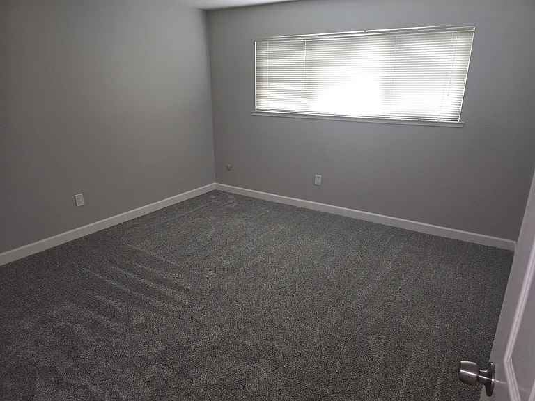 2300 G St — Photo 13